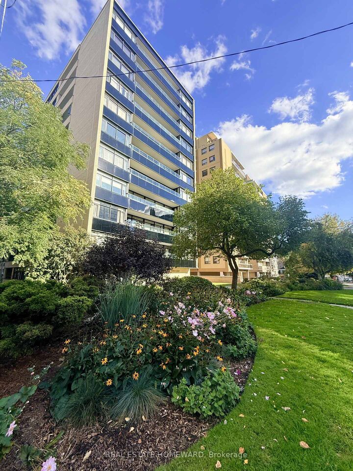Property Photo:  575 Avenue Road 203  ON M4V 2K2 