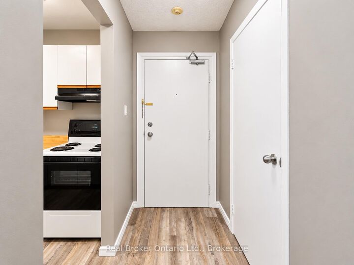 Property Photo:  725 Deveron Crescent 101  ON N5Z 4X3 