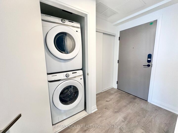 Property Photo:  4015 The Exchange N/A 5103  ON L5B 0N9 