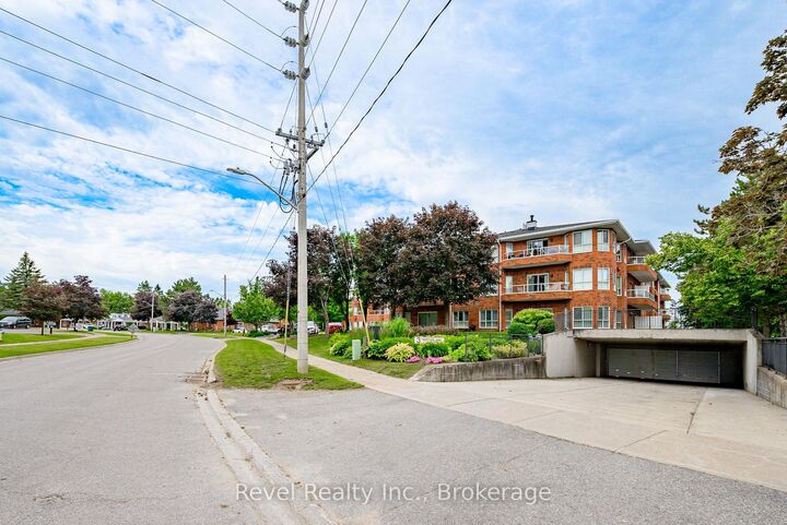Property Photo:  3 Heritage Way 302  ON K9V 5Z1 