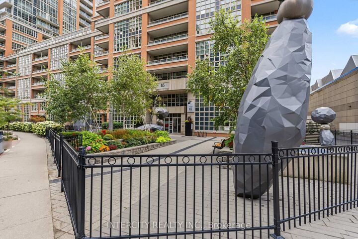 Property Photo:  85 East Liberty Street 527  ON M6K 3R4 