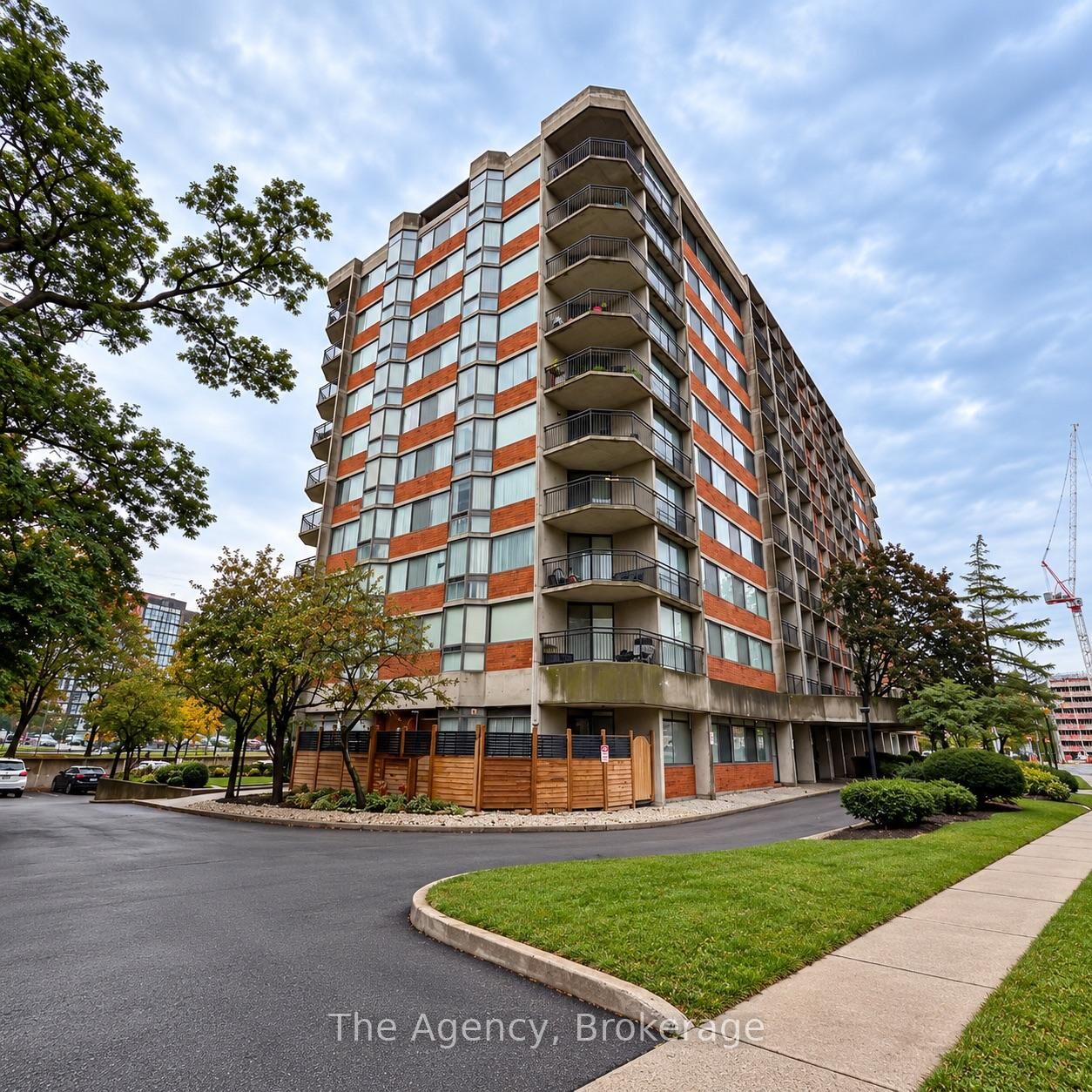 Property Photo:  2200 Sherobee Road 204  ON L5A 3Y3 