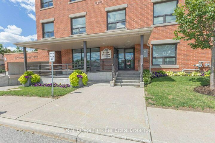 Property Photo:  58 Glenelg Street W 103  ON K9V 0M9 