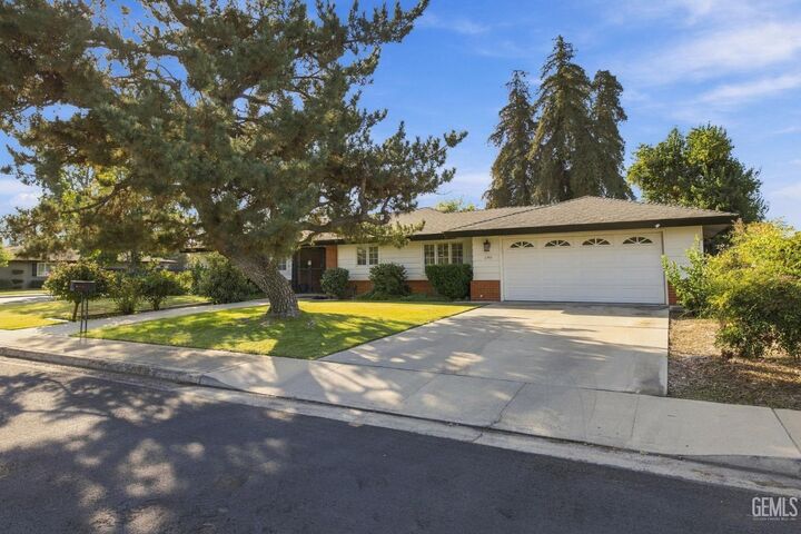 Property Photo:  6401 Carter Avenue  CA 93308 
