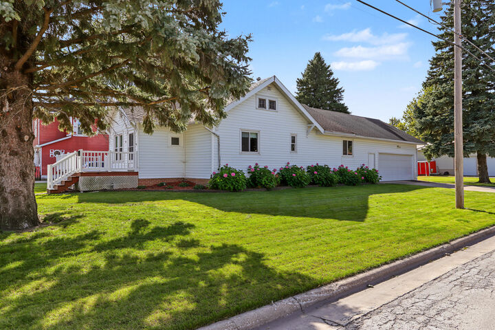 Property Photo: 723 Elm Avenue IA 50248
