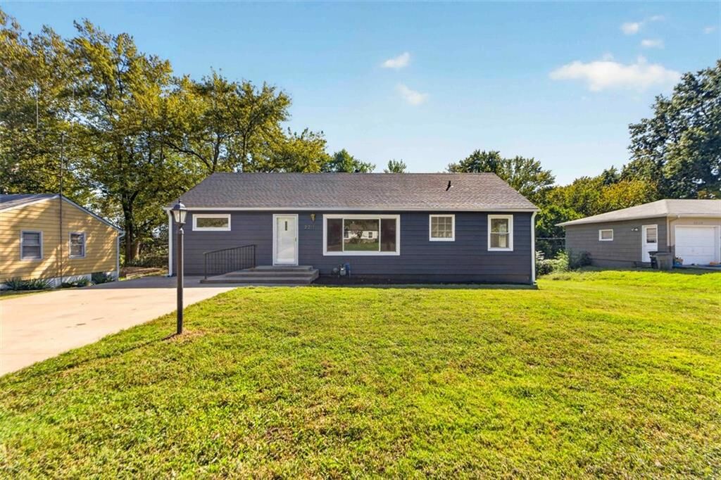 Property Photo:  3211 Berry Road  KS 66208 