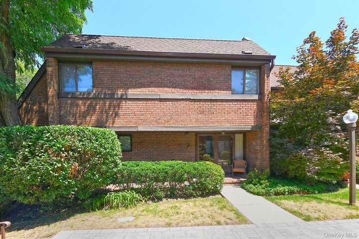 Property Photo:  19 Frost Pond Drive  NY 11576 