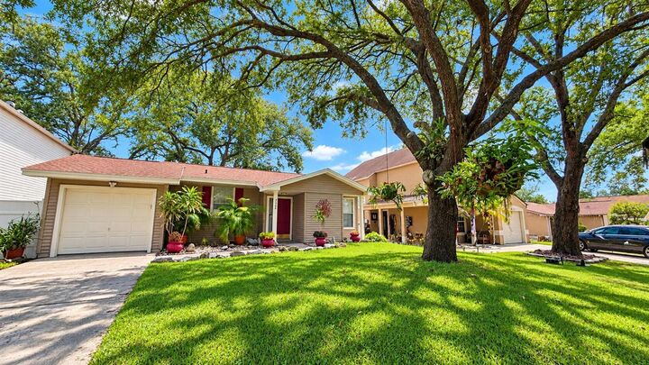 Property Photo:  7608 Glades Ct  FL 33637 
