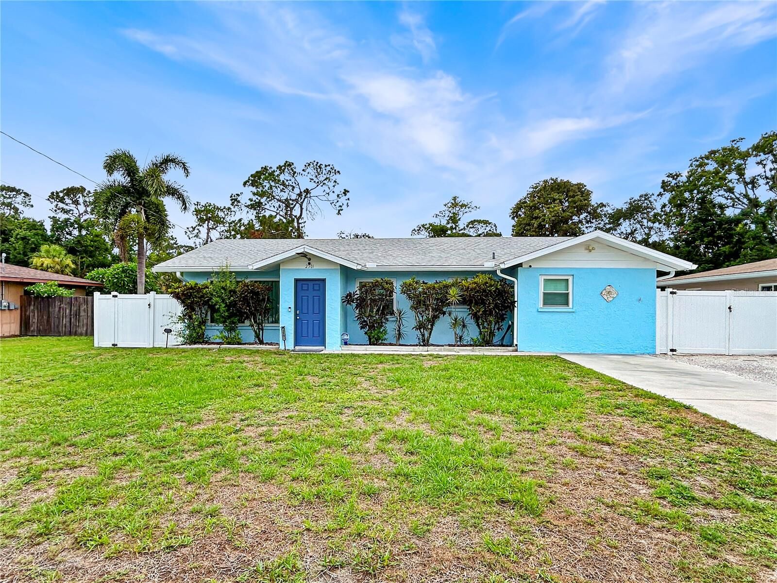 Property Photo: 2501 32nd Avenue W FL 34205
