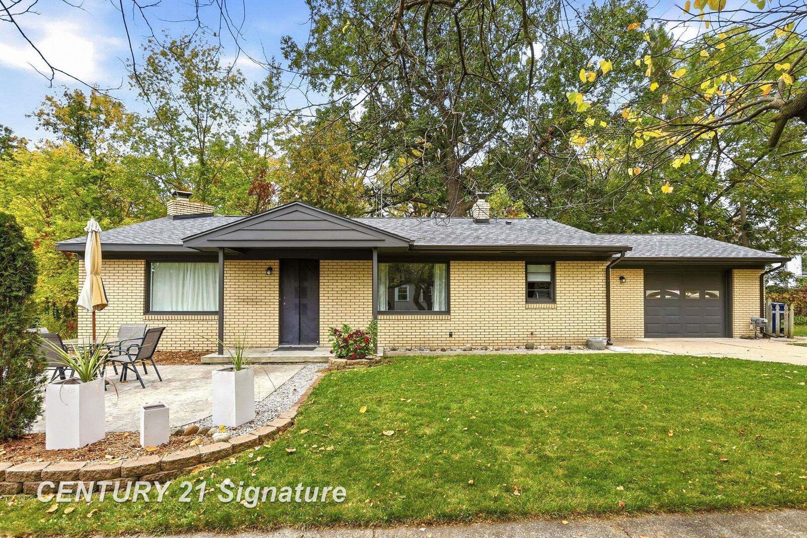 Property Photo:  106 E Chestnut Avenue  MI 48706 
