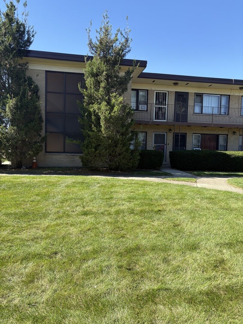 Property Photo:  34 King Arthur Court 11  IL 60164 