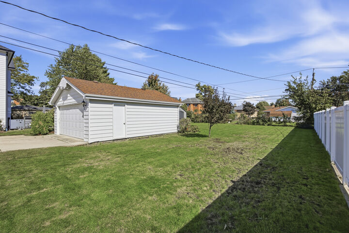 Property Photo:  455 N Maple Avenue  IL 60126 