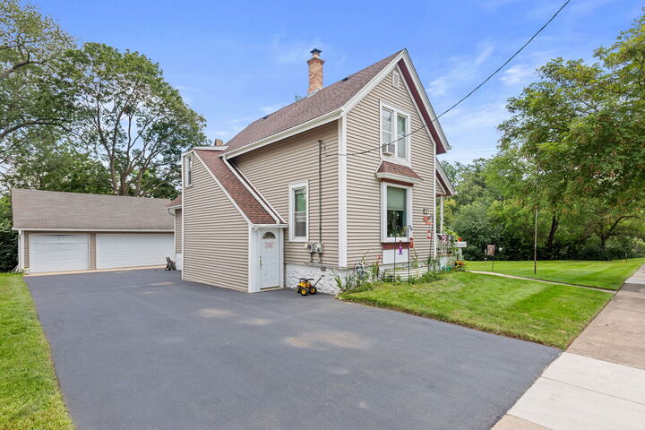 Property Photo: 20 Division Street IL 60102