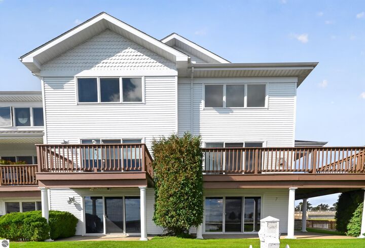 Property Photo:  907 W Lake Street #1  MI 48763 