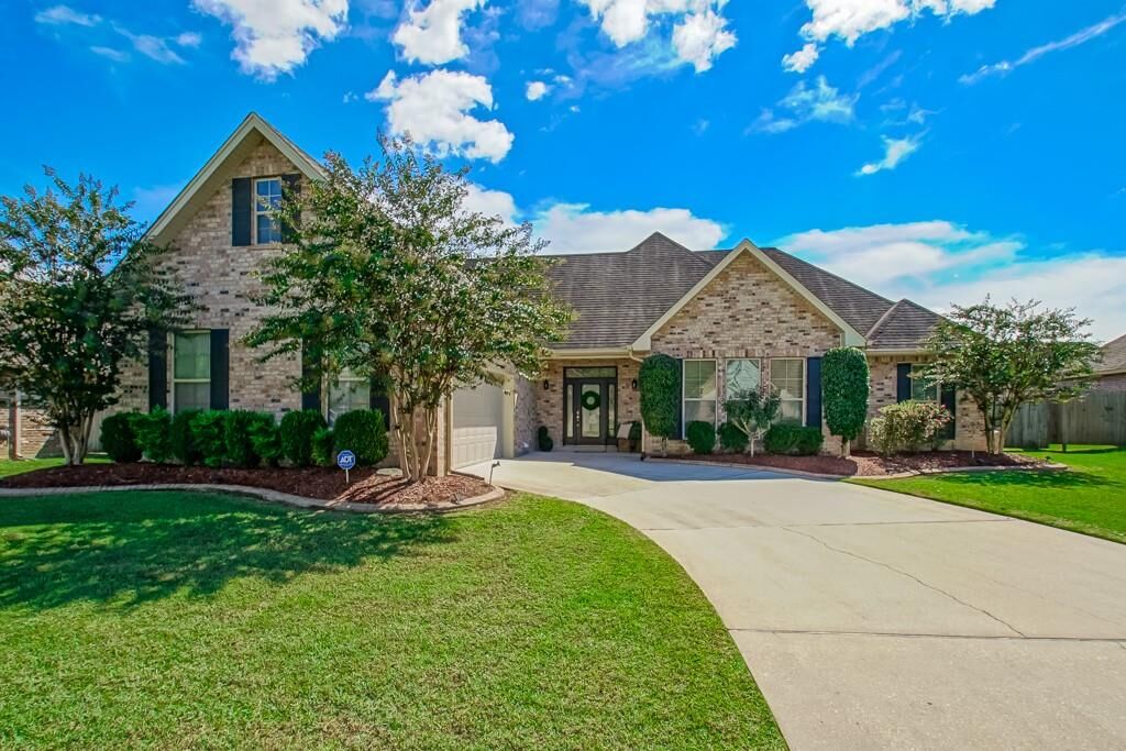 Property Photo: 411 Naples Court LA 70458