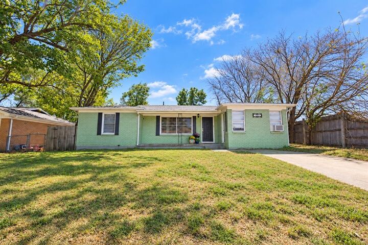 Property Photo: 7849 Terry Street TX 76108