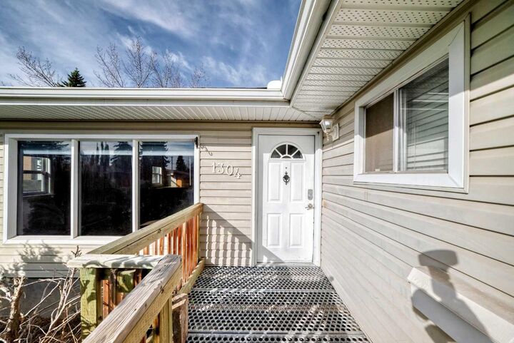 Property Photo:  1304 107 Avenue SW  AB T2W 0B9 