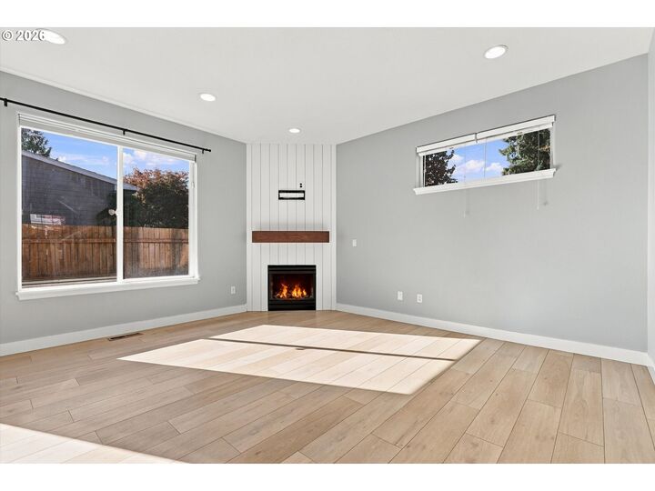 Property Photo: 607 10th Ct OR 97127