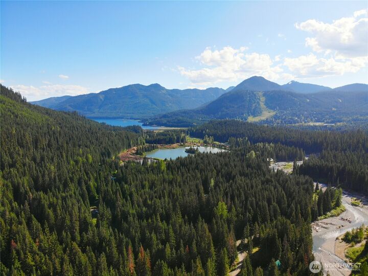 Property Photo:  12 Xx  Snowshoe Lane  WA 98068 