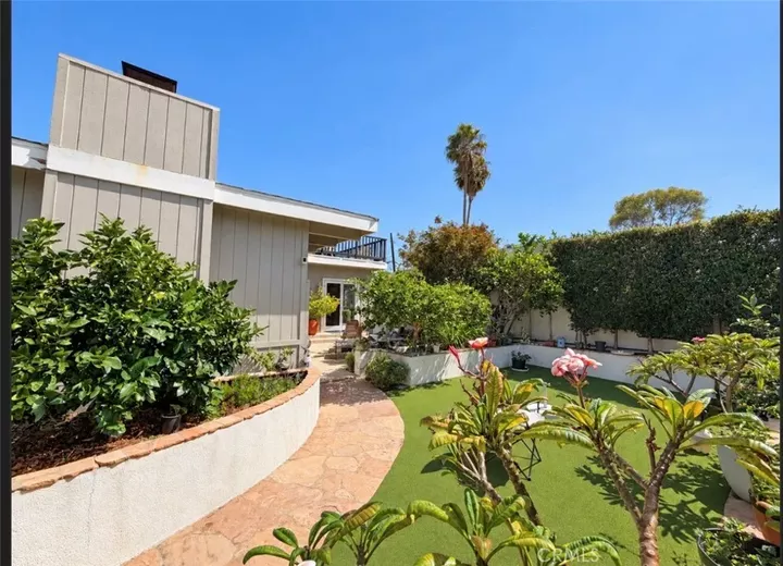 Property Photo:  676 Glenneyre Street  CA 92651 