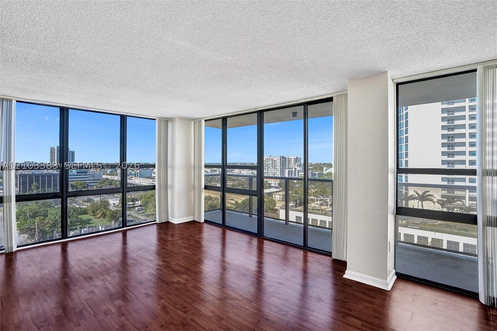 Property Photo: 600 NE 36th St 1423 FL 33137