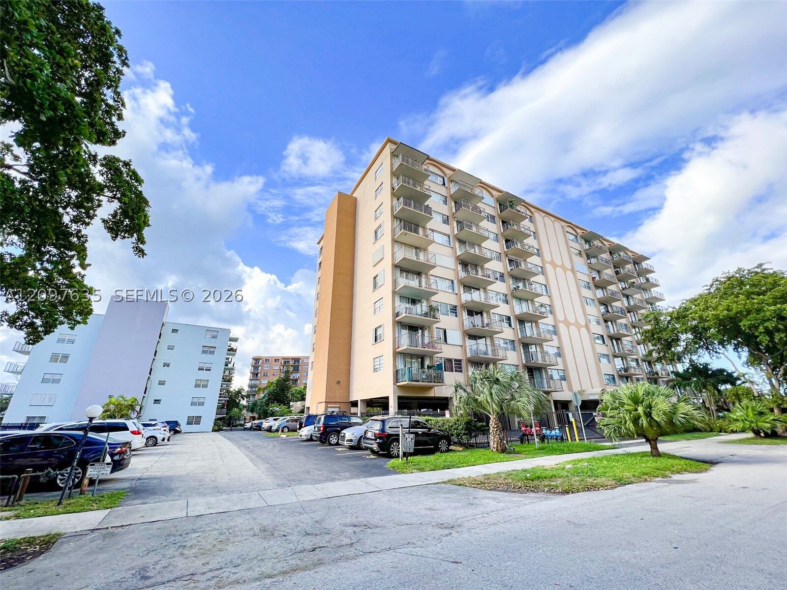 Property Photo:  1470 NE 125th Ter Ph3  FL 33161 