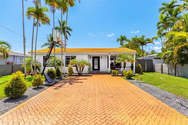 Property Photo:  1008 Moffett St  FL 33009 