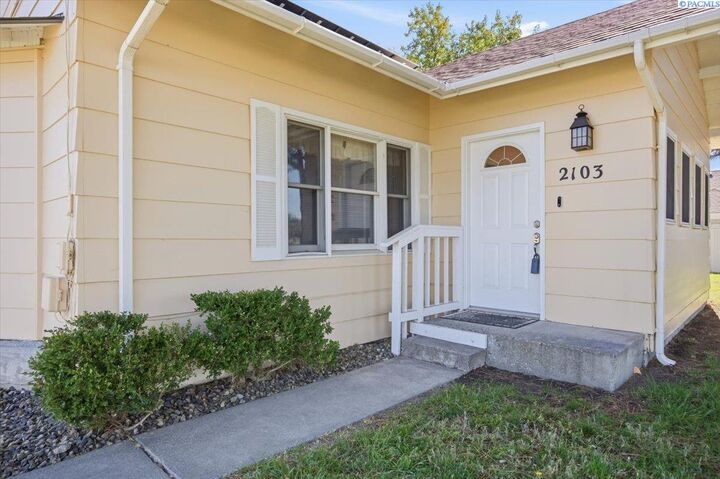 Property Photo:  2103 S Washington St  WA 99337 