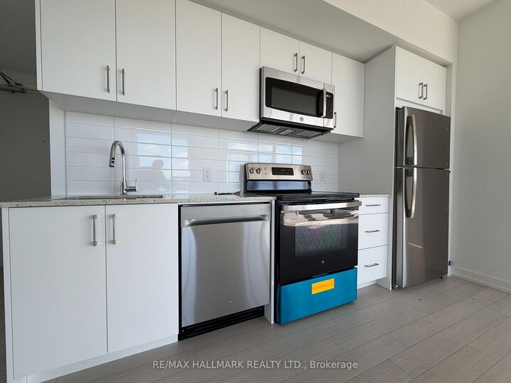Property Photo:  4010 Eglinton Avenue W 2110  ON M9A 4M2 