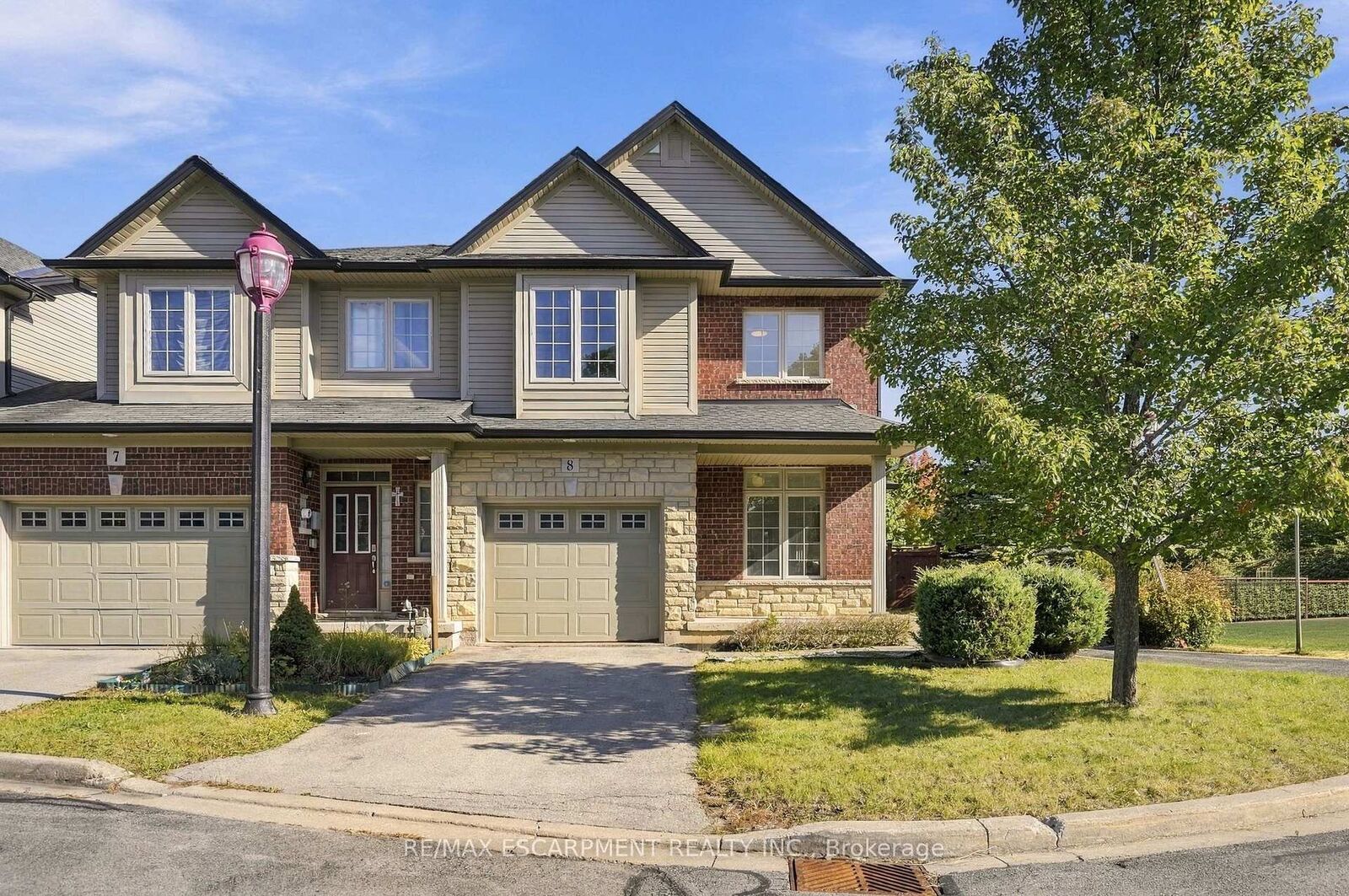 Property Photo:  400 Stonehenge Drive 8  ON L9K 0A2 