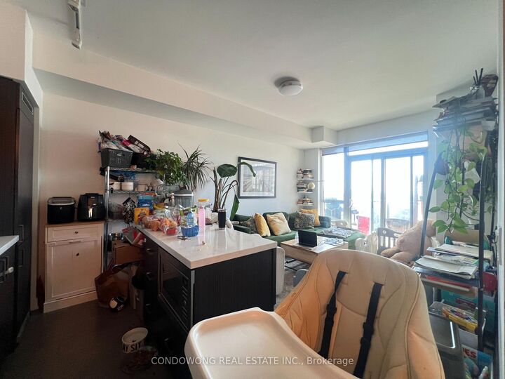 Property Photo:  501 St Clair Avenue W 1108  ON M5P 0A2 