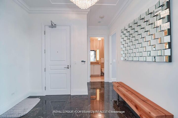 Property Photo:  183 Wellington Street W 3903  ON M5V 0A1 