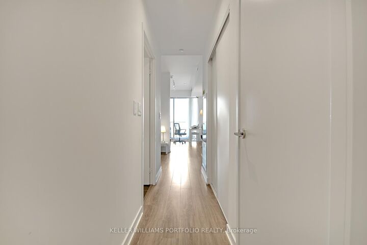 Property Photo:  20 Edward Street 618  ON M5G 0C5 