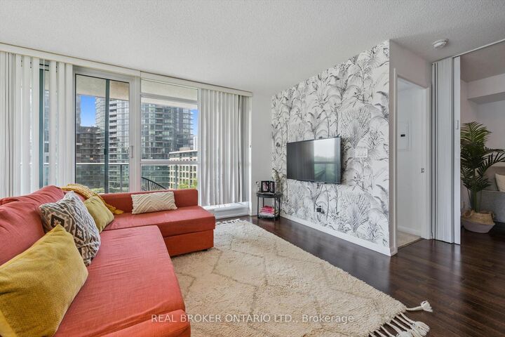 Property Photo:  209 Fort York Boulevard 683  ON M5V 4A1 