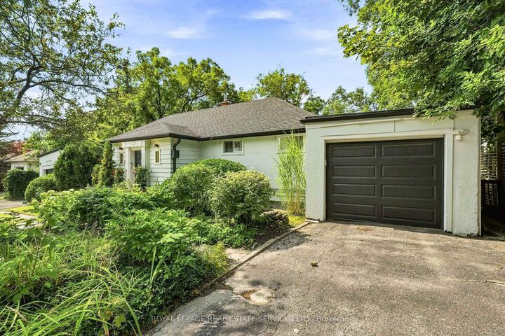 Property Photo:  372 Trafalgar Road  ON L6J 3H5 