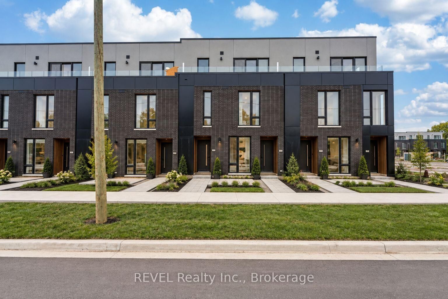 Property Photo:  206 Ellis Street  ON L2P 2G3 
