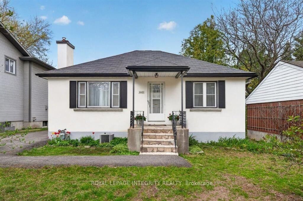 Property Photo: 1442 Cavendish Road ON K1H 6C3