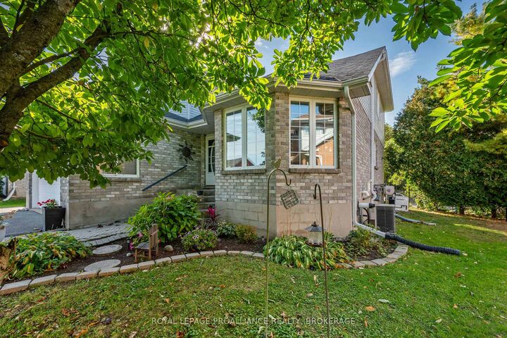 Property Photo:  605 Fernmoor Drive  ON K7M 8K5 