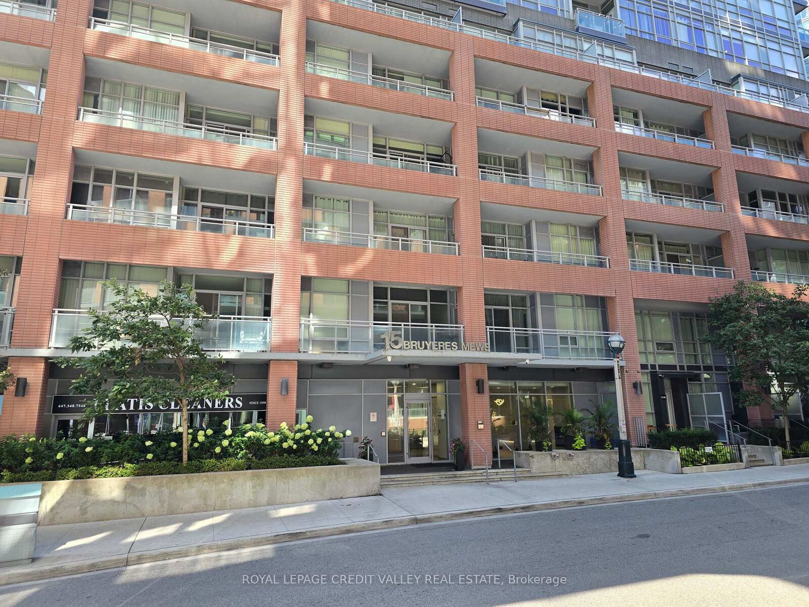 Property Photo: 15 Bruyeres Mews 614 ON M5V 0A7