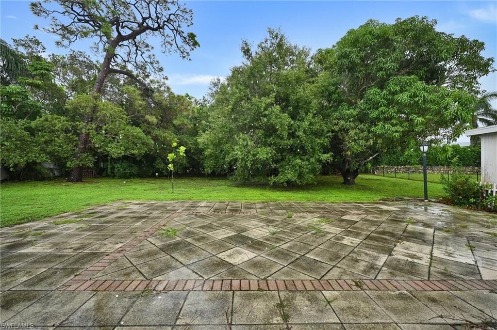 Property Photo: 626 Rudder Rd FL 34102