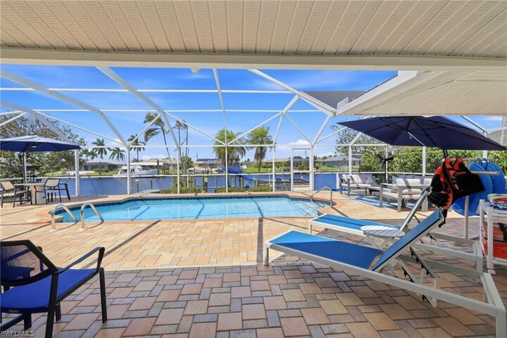 Property Photo:  1717 SE 41st St  FL 33904 