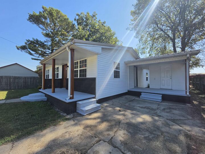 Property Photo: 1302 E Court St AR 72450