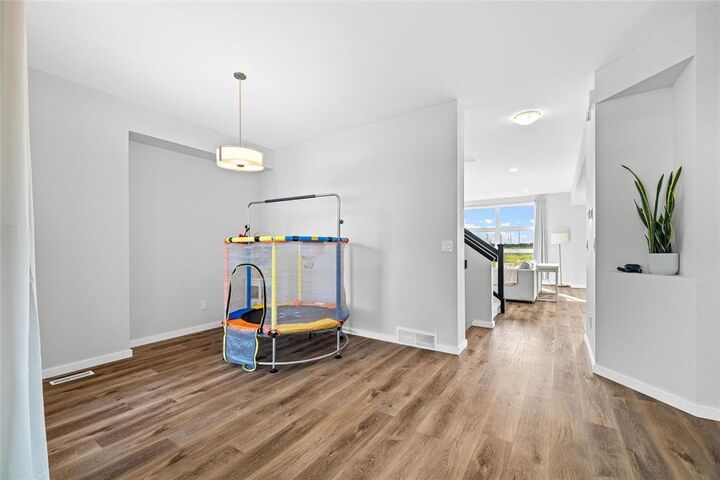 Property Photo:  46 Dumontet Crescent  MB R3X 0P4 