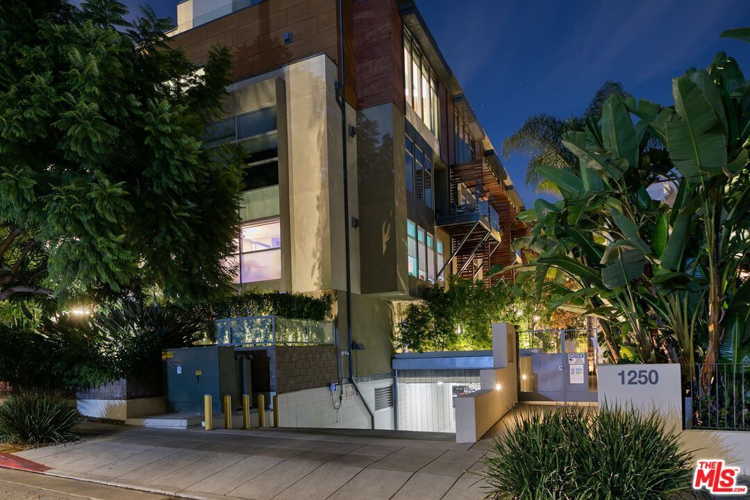 Property Photo: 1250 N Harper Ave, Unit 302 CA 90046