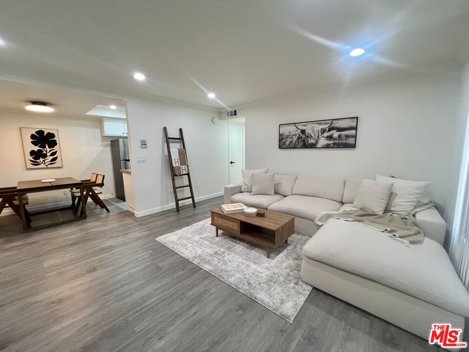Property Photo:  408 Burchett St, Unit 5  CA 91203 