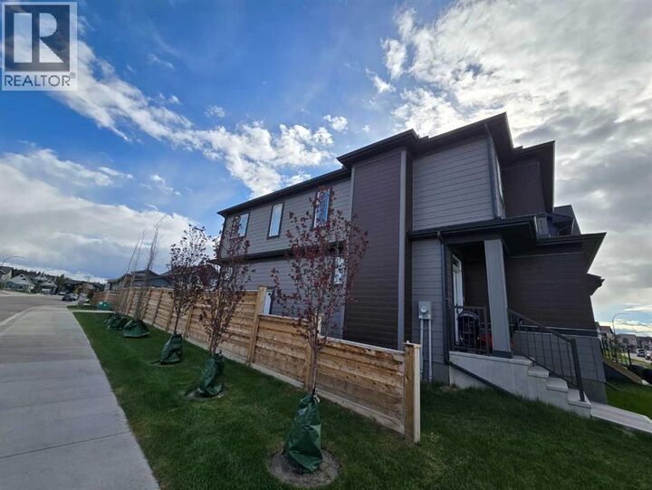 Property Photo:  431 Rowmont Boulevard Northwest  AB T3L 0L3 