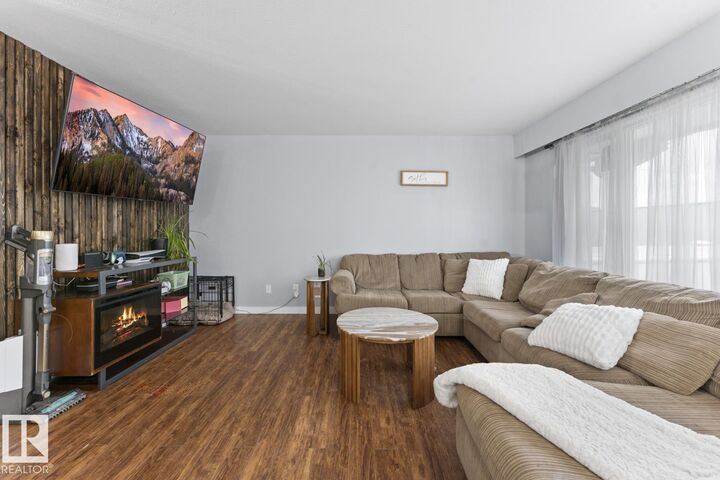 Property Photo: 622 13 St AB T9M 1B2