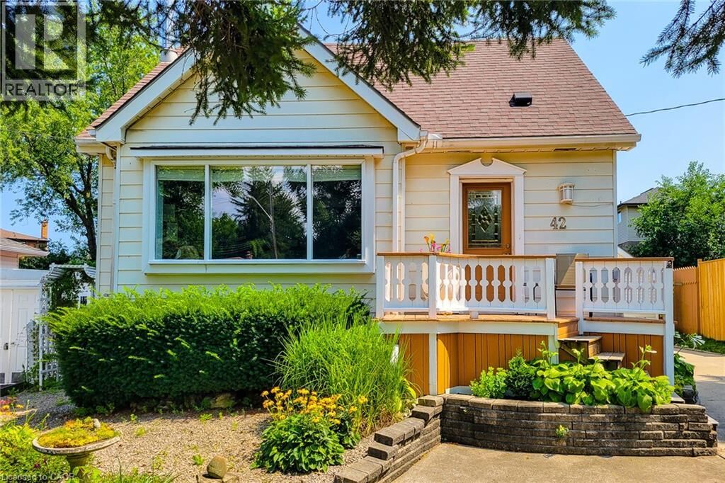 Property Photo:  42 Lake Avenue North  ON L8E 1L3 