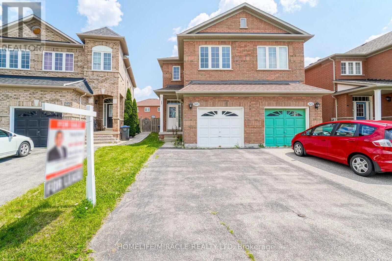 Property Photo: 824 Khan Crescent ON L5V 2R2