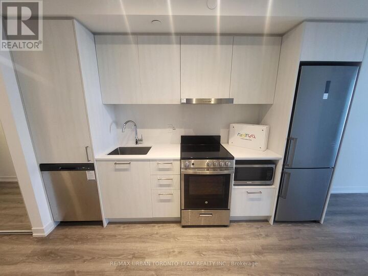 Property Photo:  195 Commerce Street 1717  ON L4K 0P9 